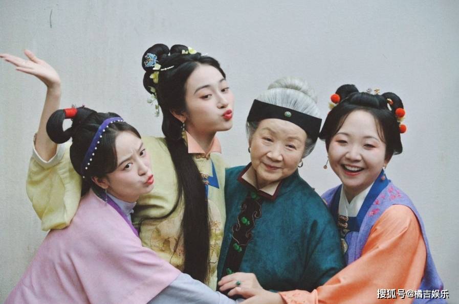 原创            李嘉琦发文告别芬芳喜事，疑惑李嘉琦是谁？小辣子短剧每次杀青-李嘉琪的小助手有哪些