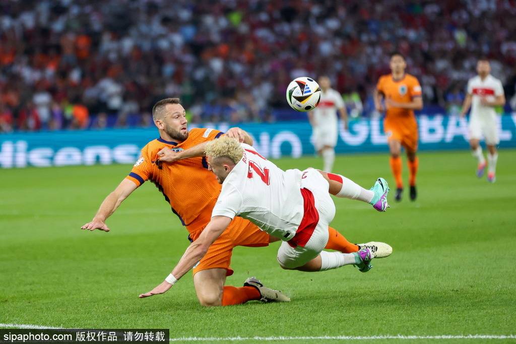 欧洲杯-荷兰6分钟内连追2球2-1土耳其 半决赛将战英格兰