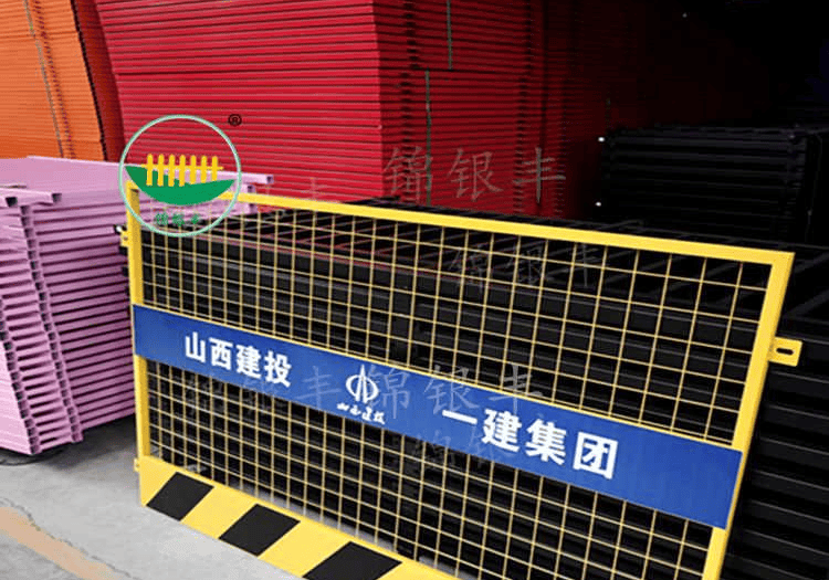 临边防护工地基坑安全防护网焊接点牢固,达到安全防护之目的,通常护栏