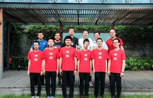 韦东奕校园偶遇清新女神,合影画面美翻,网友喊话"嫁了吧"!