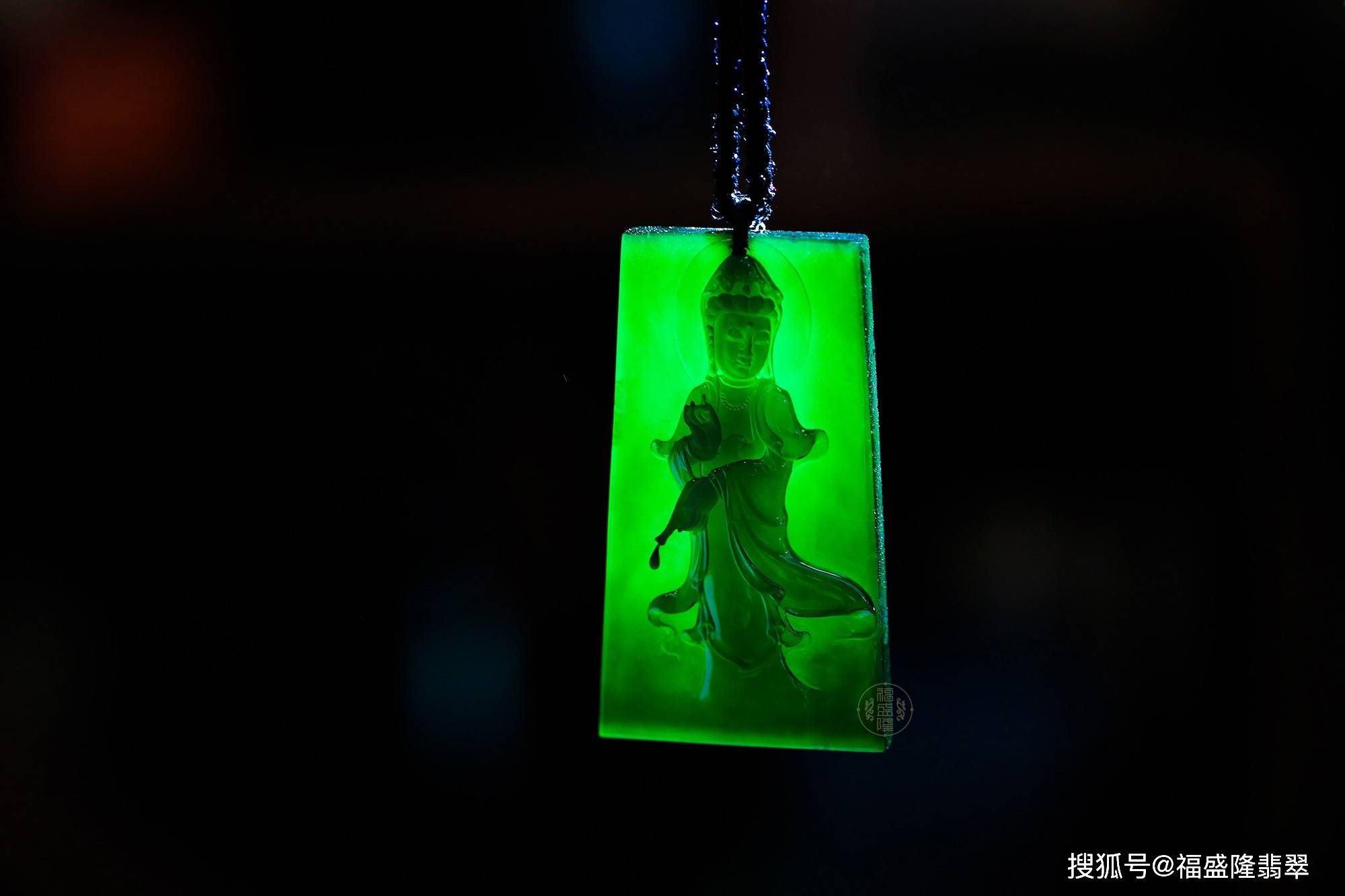 此外,墨翠还含有少量的硬玉,钠铬辉石,钠长石,透闪石等矿物成分.