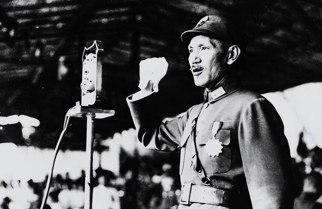 1975年,伟人示意华国锋释放所有战犯:他们都老了,做不了恶了_蒋介石