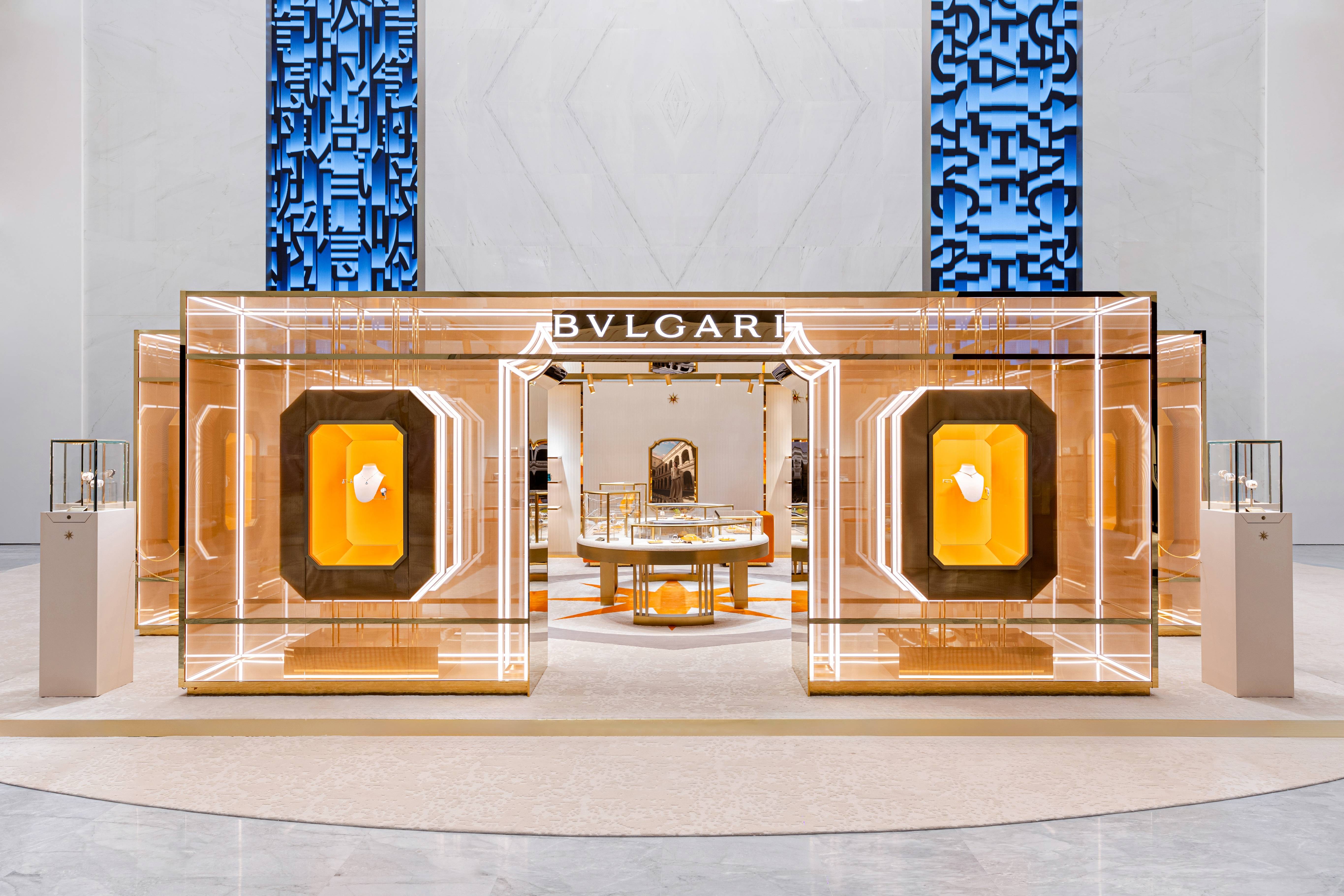 浅铜色背光勾勒出优雅的橱窗轮廓,在光影的交错中,宝格丽的珠宝作品