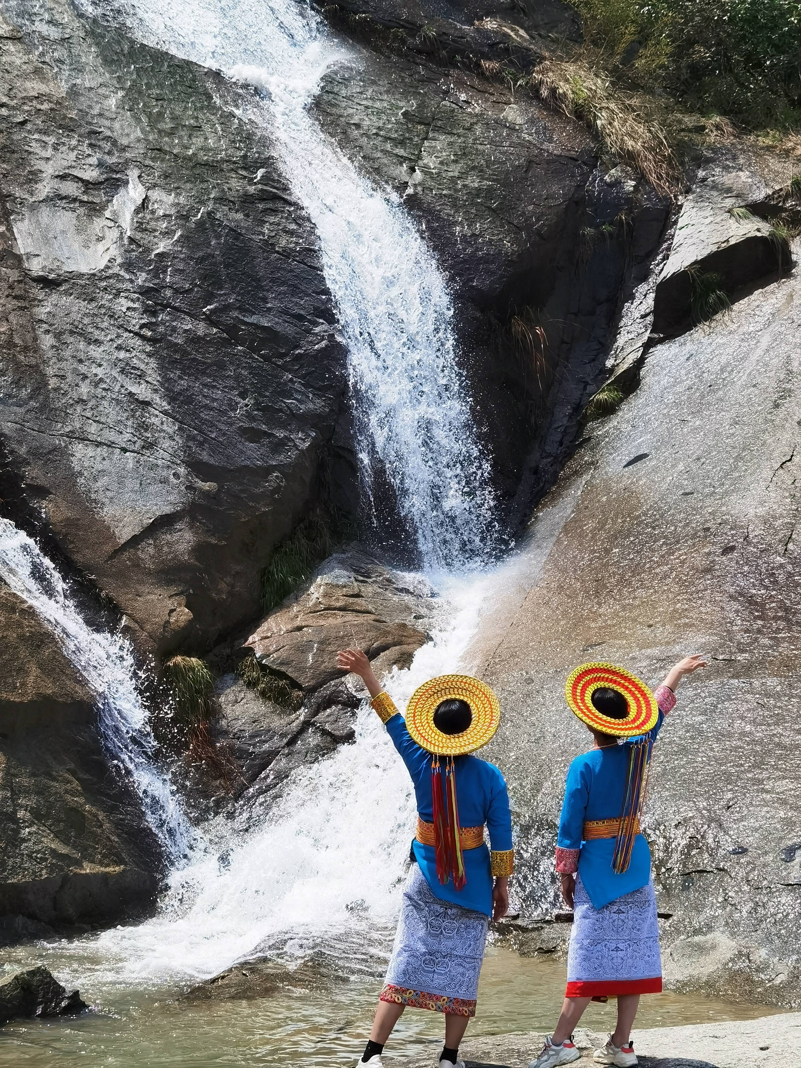 "凉风经济"火爆来袭雪峰山_游客_旅游_景区