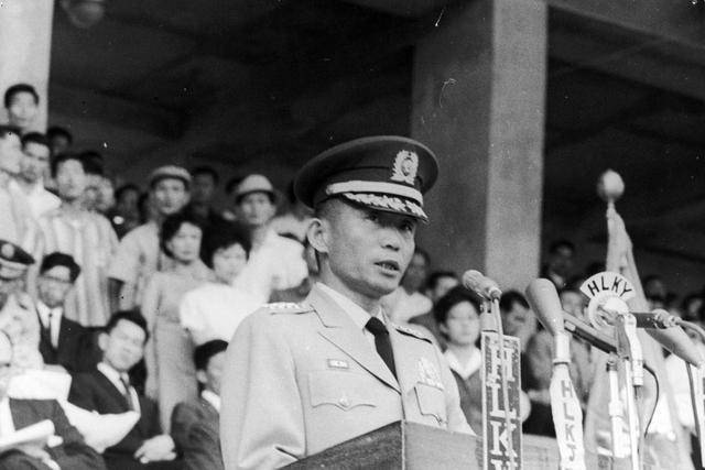 最终政变成功,随即朴正熙对军队进行大清洗,连一手提拔他的老上司张都