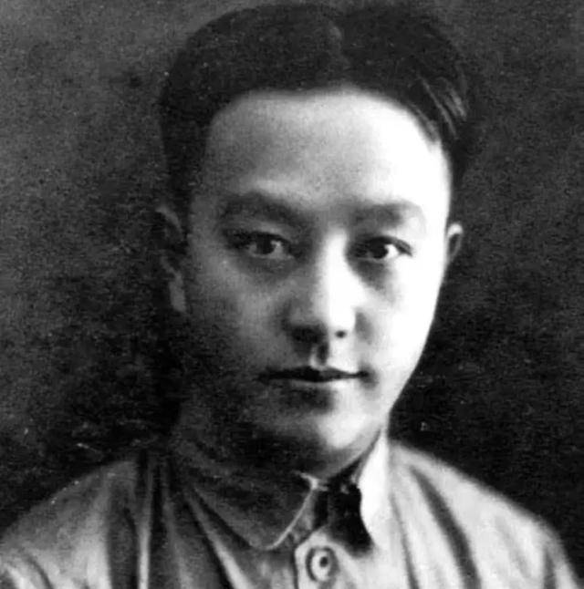 王明"辞职"赴苏联1904年王明出生于安徽六安,比张闻天小四岁.