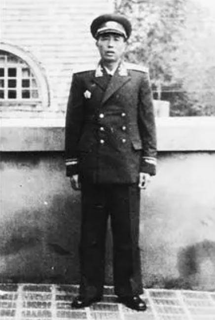 老汉去部队看儿子被哨兵拦在门外,老汉:让你们师长跑步过来见我_将军