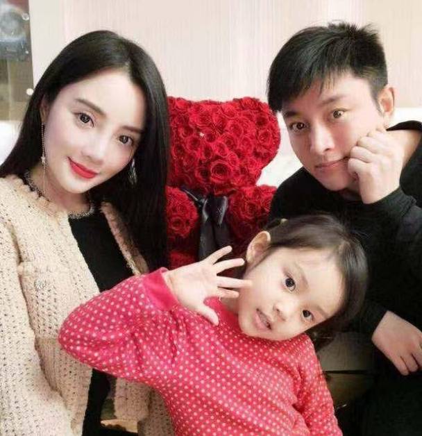 李小璐给12岁甜馨录视频,只顾自己美引网友不满_贾乃亮_女儿_电影