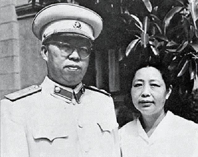 1937年,林月琴怀孕3个月突然得知前夫没死,罗荣桓:尊重你自己