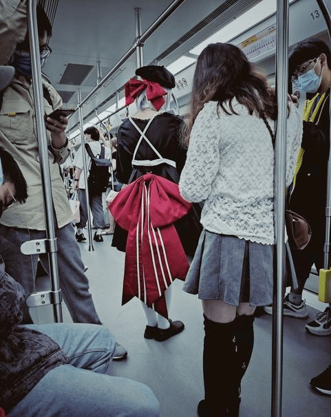 原创            女coser乘地铁被要求卸妆：建议打车吧，地铁不是你们的表演场-地铁上化妆事件