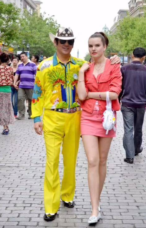 东北土豪甲继海:二婚娶20岁俄罗斯美女,结婚13年后,现状如何?