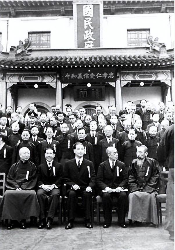 汪精卫儿子回国祭拜,看到父母跪像泪流满面:做错事就该罚_日本_国民