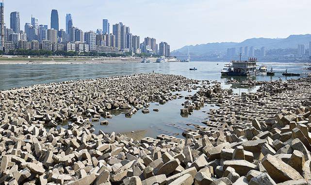 重庆长江边的乱石阵浮出水面,场面壮观