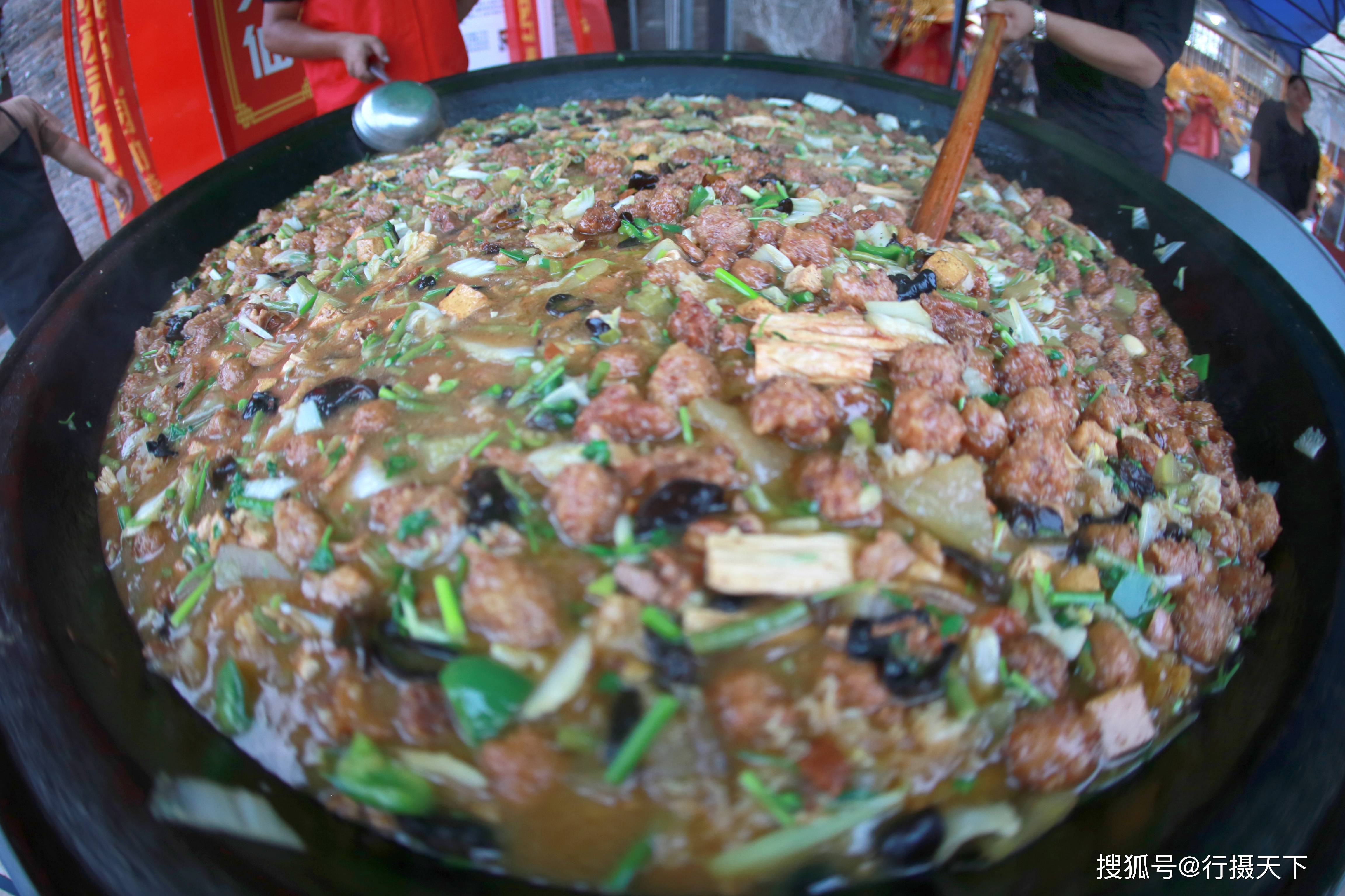 河南安阳:七旬老人的爱心晚餐