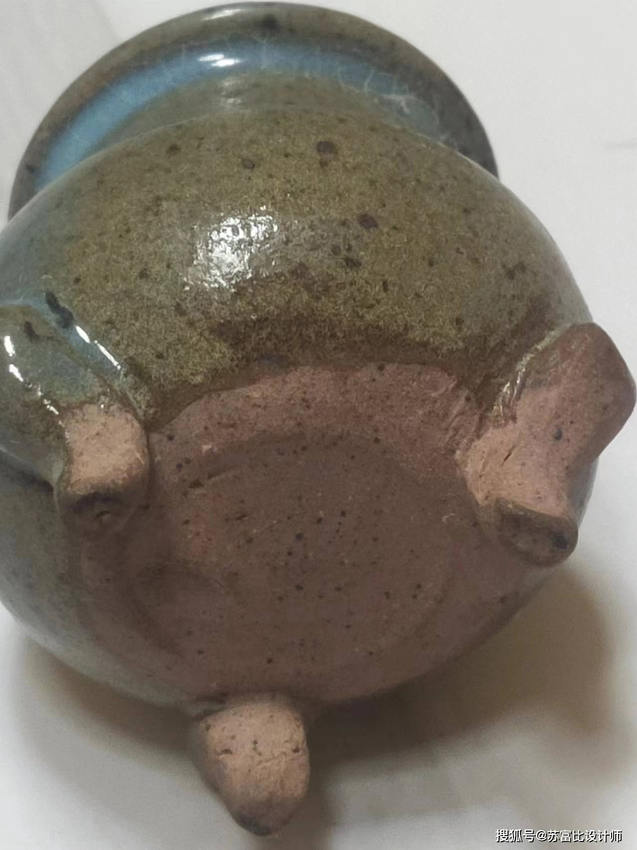 制作过程中采用支钉支烧或垫饼垫烧的方式使得器物底部留有支钉痕或
