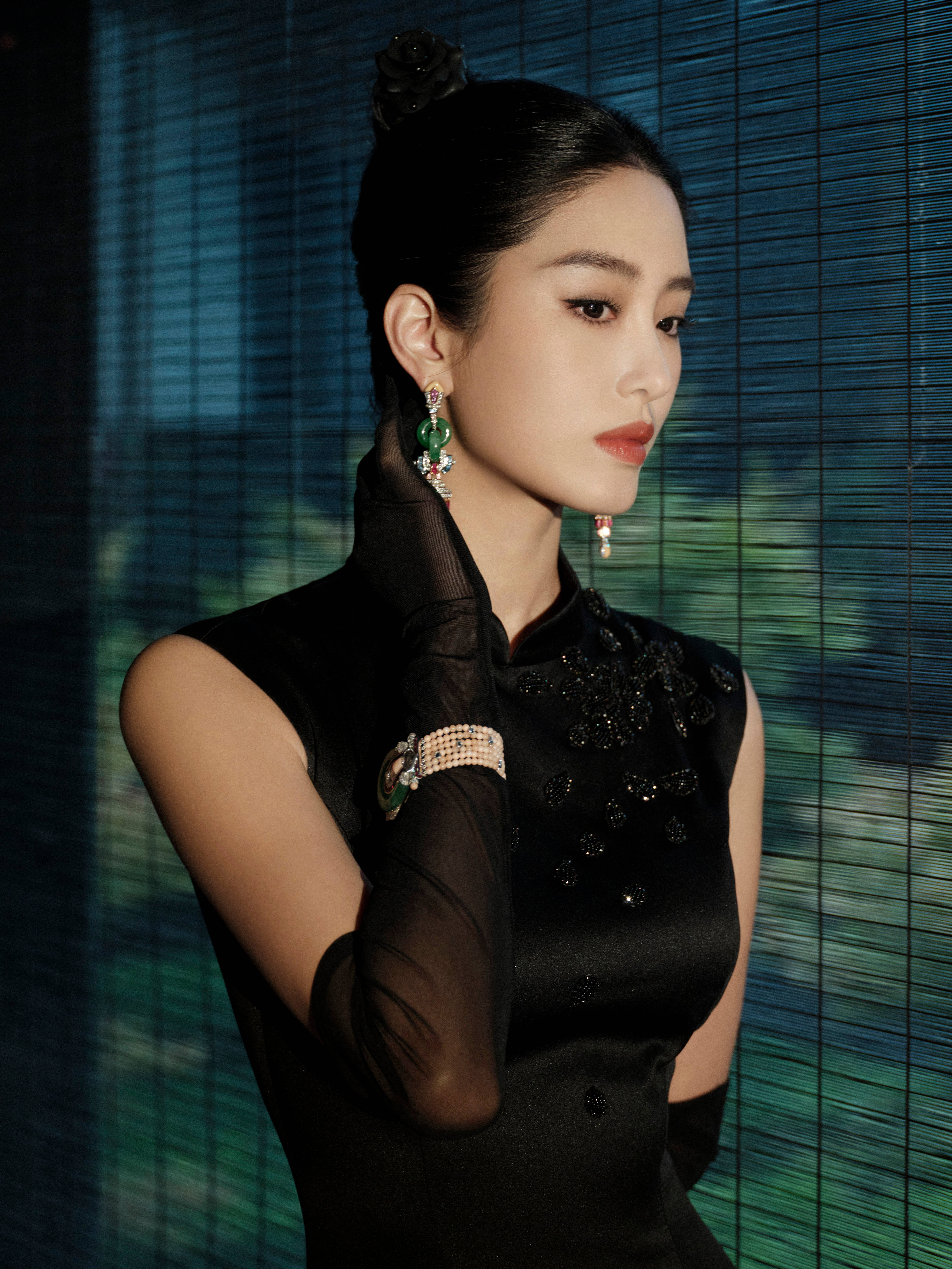 杨采钰穿旗袍曲线优美动人 古韵十足似名门千金-搜狐大视野-搜狐新闻