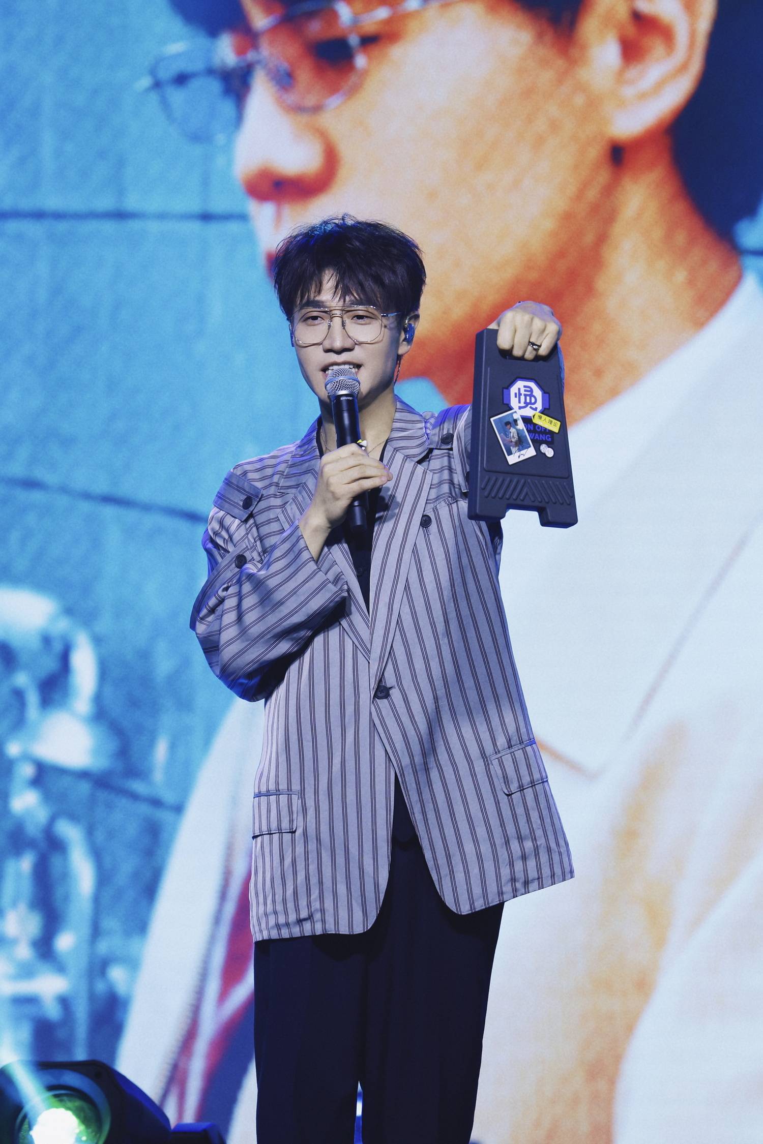 王铮亮新专辑《慢人理论》上线 披哥好友齐聚试听会现场