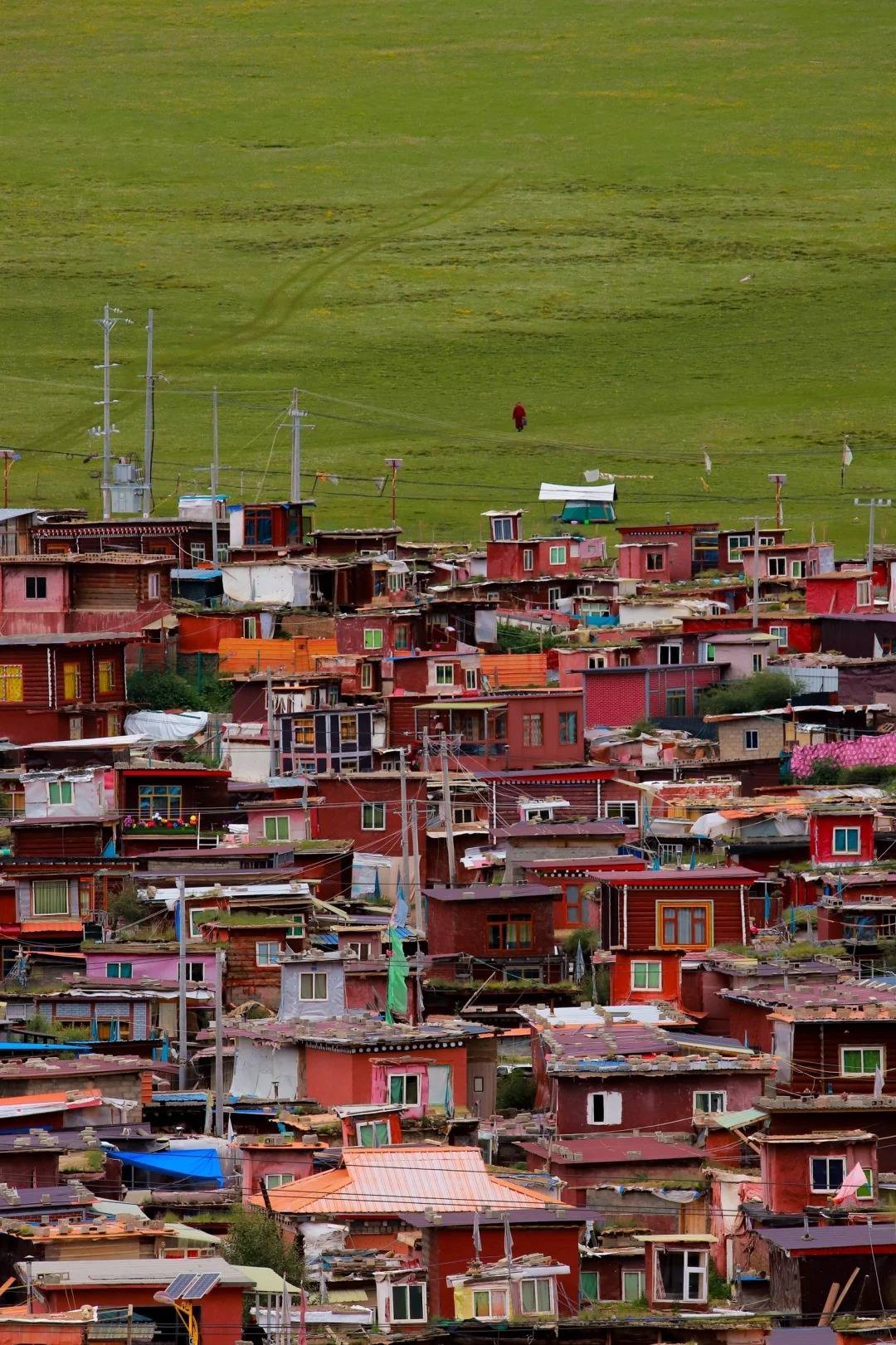 在亚青寺洒落满地的火柴盒房便是他们的修行屋,只够一个人盘坐的空间