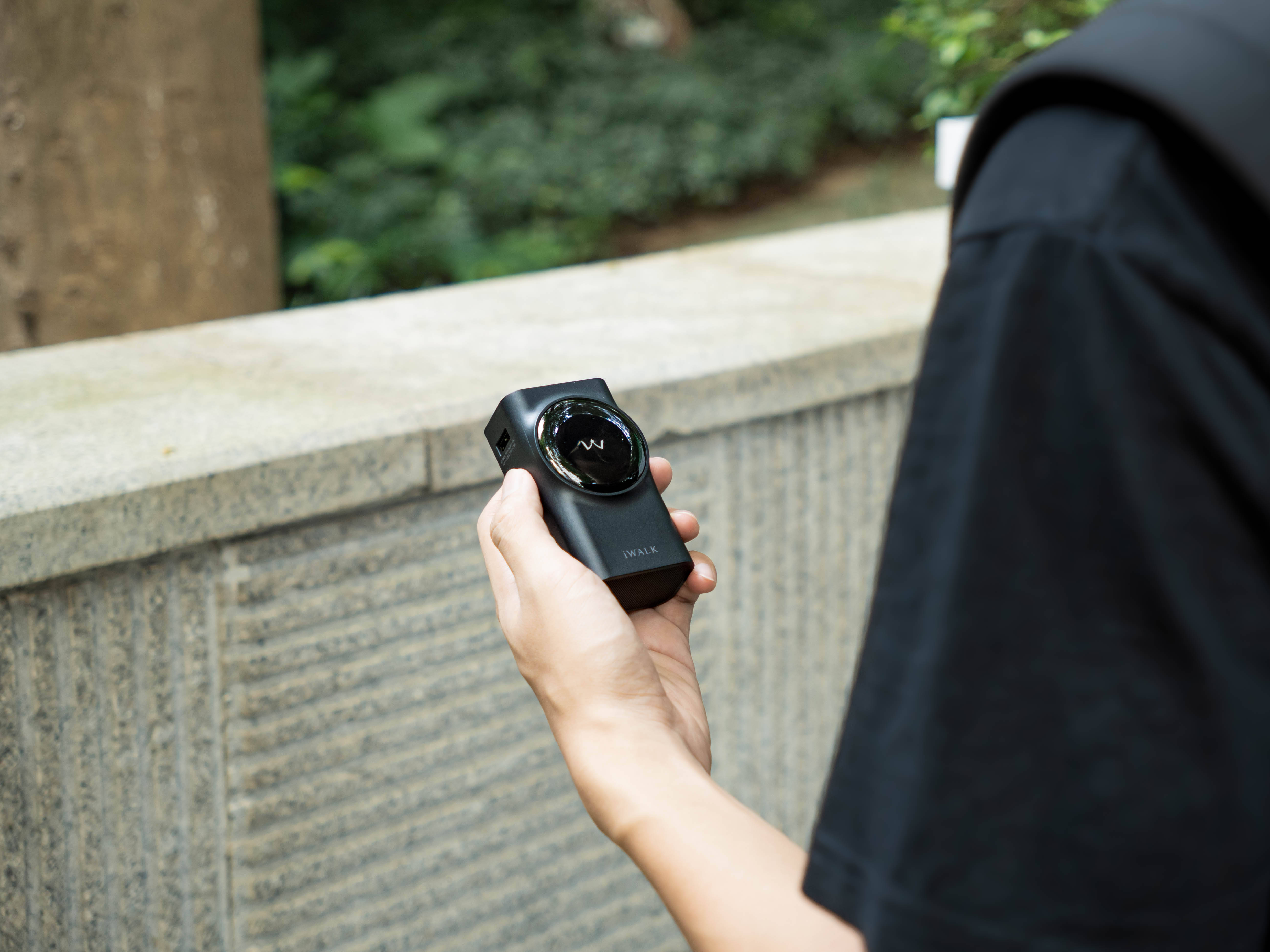 伸缩自如自带线，为背包腾出更多空间，iWALK 拉拉宝