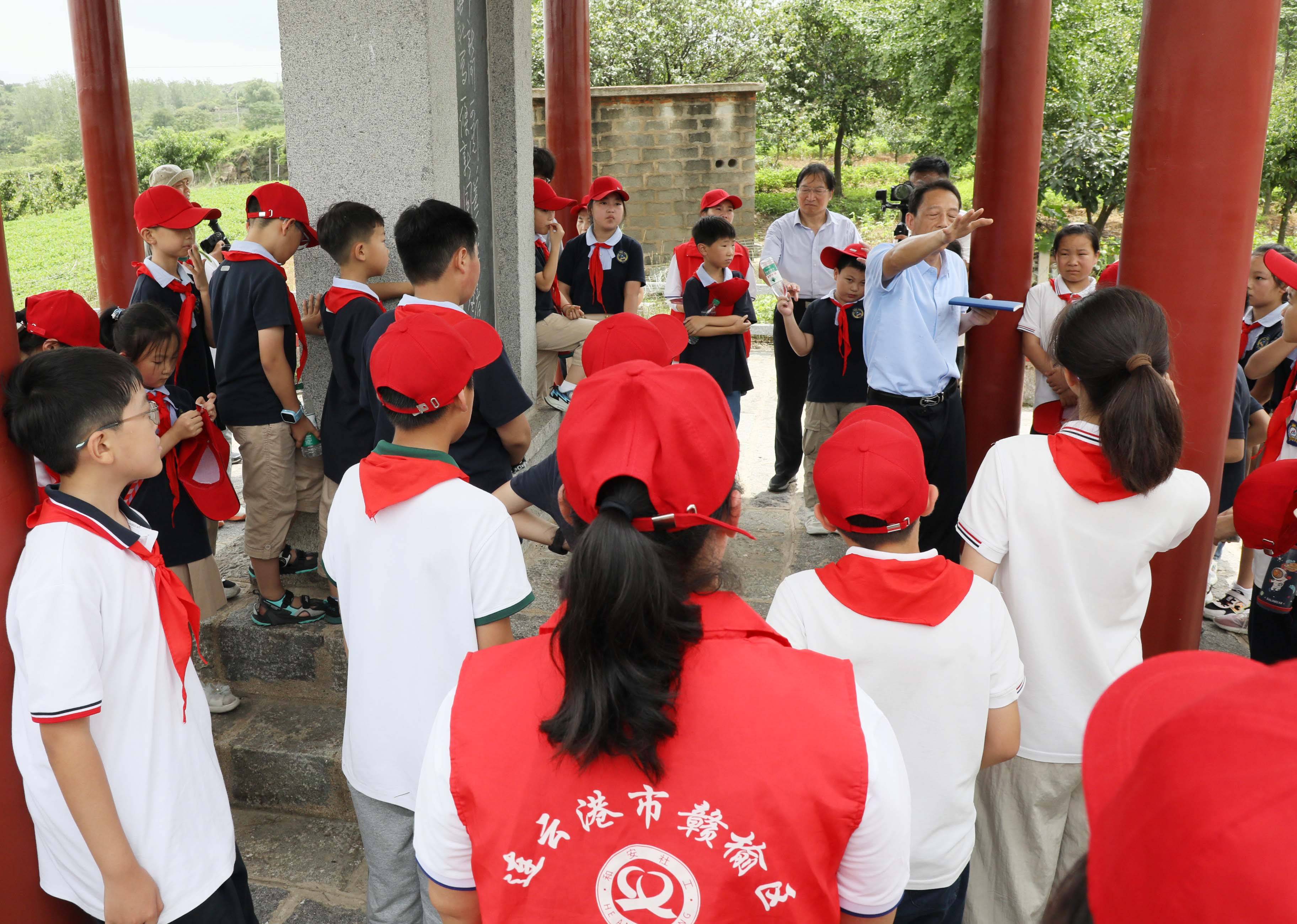 在赣榆人民支前纪念馆,少先队员们通过参观董力生故居,观看感人至深的