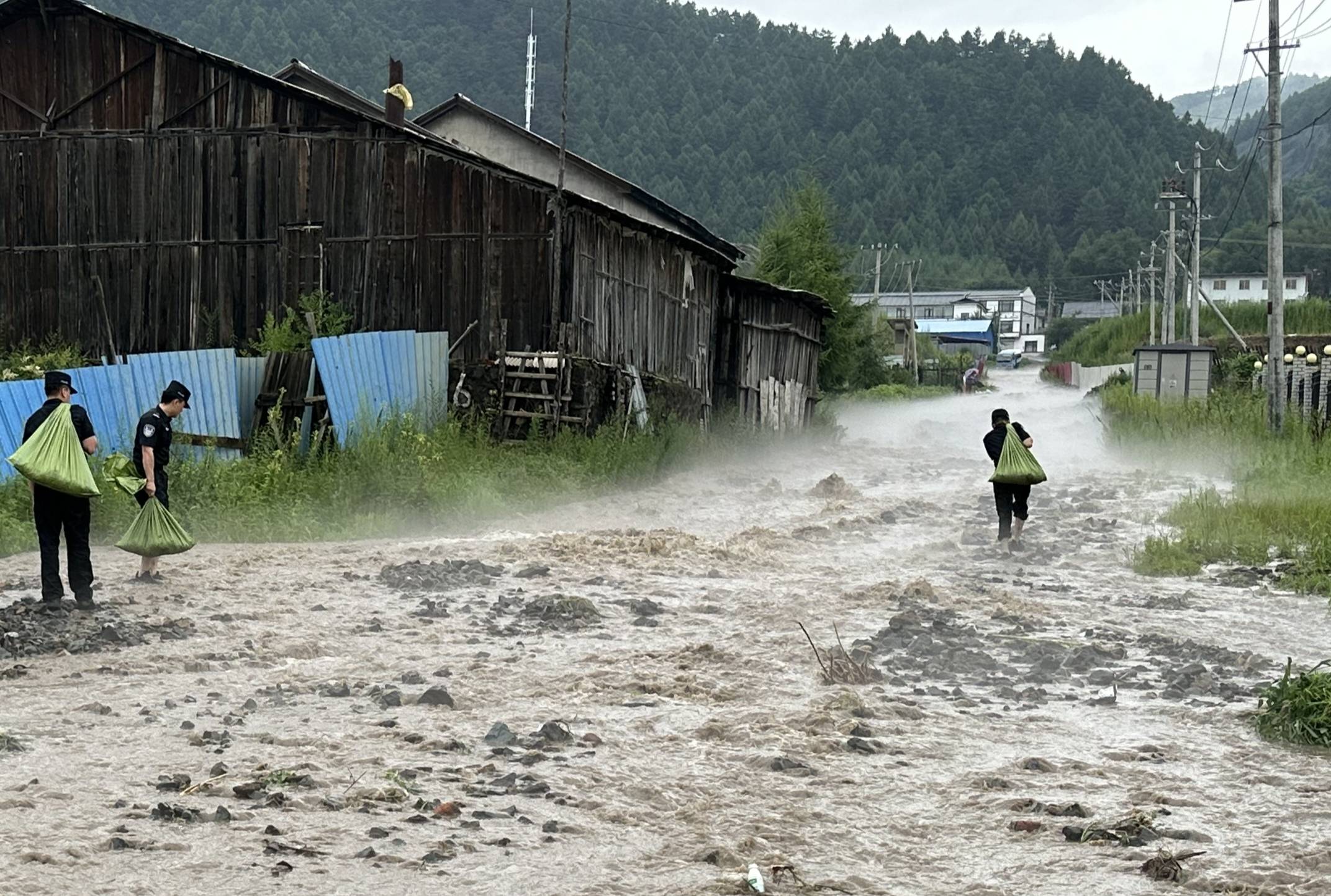 马鹿沟边境派出所:村内街道突发大水,警民联手护堤保平安_洪水_群众