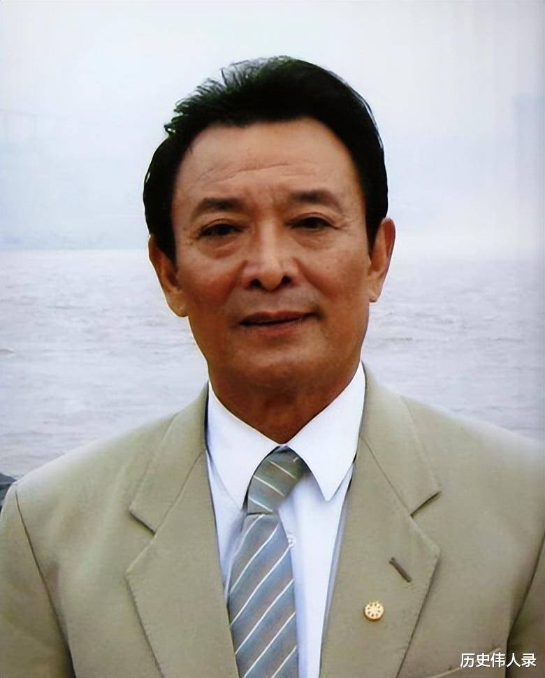 特型演员石维坚演出后,孙中山孙女和他合影,孙维世:不要走捷径