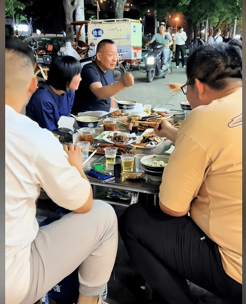 于东来在夜市喝酒划拳,啤酒瓶抢镜,网友:他也抢不到胖东来啤酒