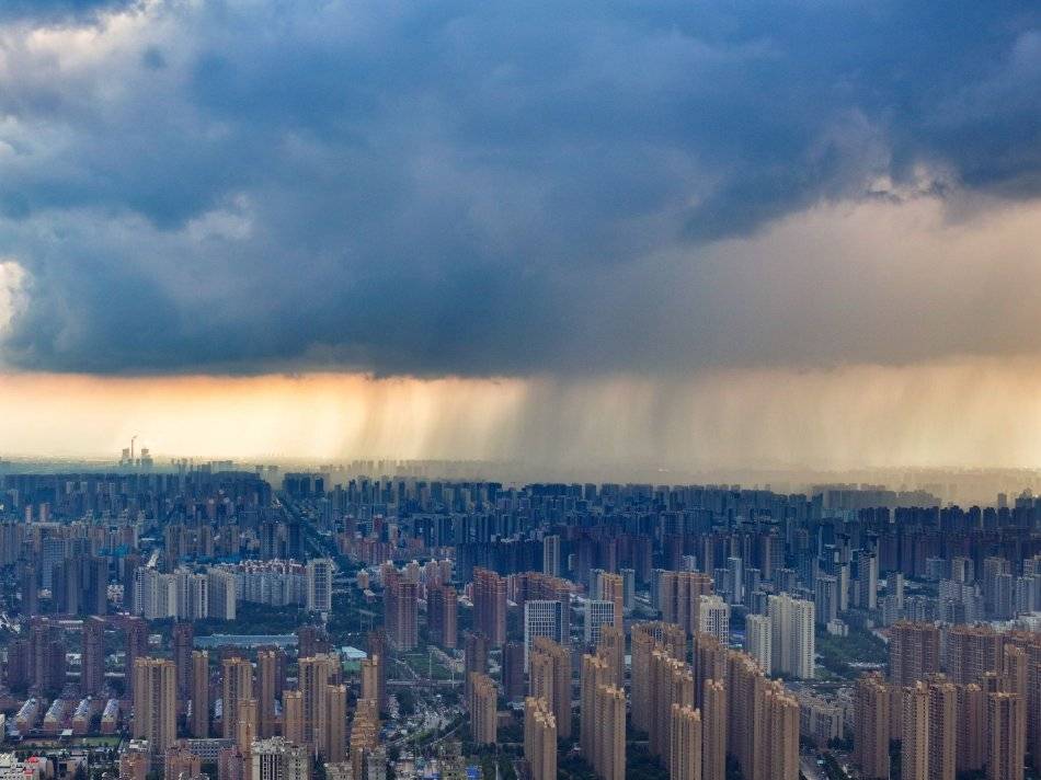 受冷热对流空气影响 郑州上空现“雨瀑”景观-搜狐大视野-搜狐新闻