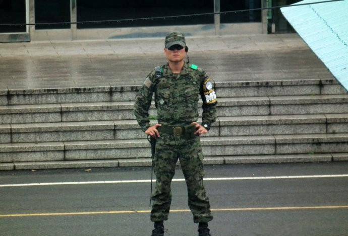 实拍三八线上的韩国宪兵:个个人高马大,但站姿让人忍俊不禁_板门店