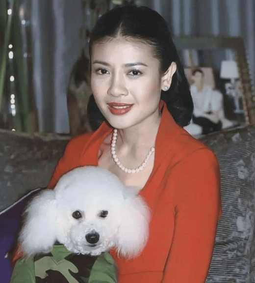 哇集拉隆功:荒唐无度的泰国国王,封小狗做元帅,爱上舞女和空姐