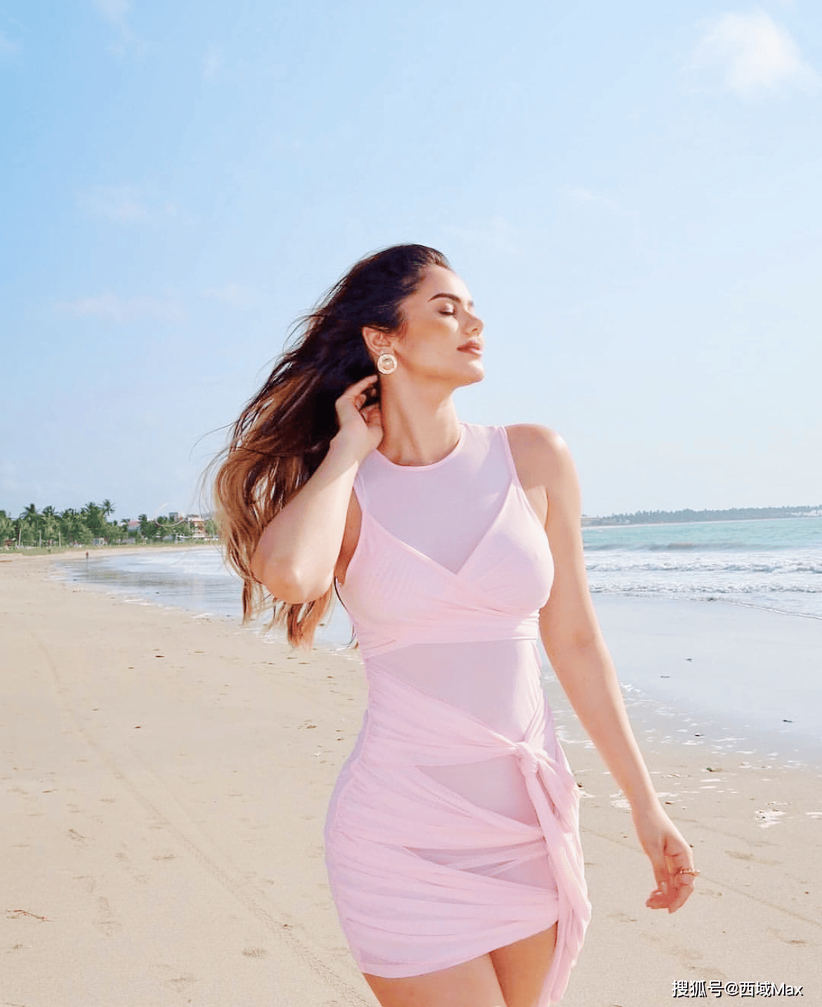 沙滩上的粉色浪漫,看美女沙滩上的粉色魅力秀!