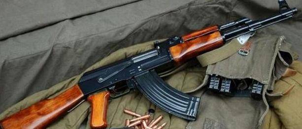 ak-47突击步枪威力强,射程较短,精度高,适合较近距离的突击作战的战斗