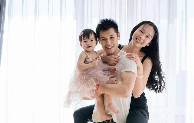 "体操冠军"张成龙:被富婆追,结婚3年才举办婚礼,今身价过亿