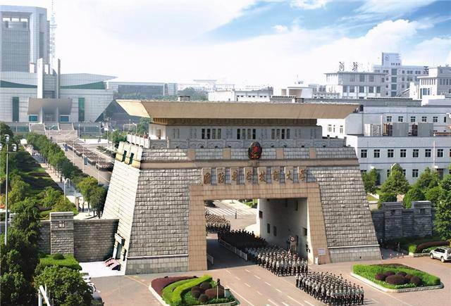 让自己有更好的条件读书,所以就立誓要考上国防科技大学来回报祖国