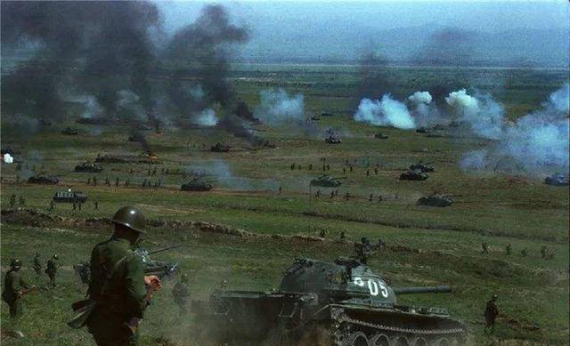 将国内的新兵调集起来开赴越南战场,开启了这场对越自卫反击战