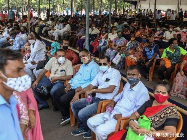 印度一男子确诊新冠后,却背氧气罐上下班,原因竟是单位不给假