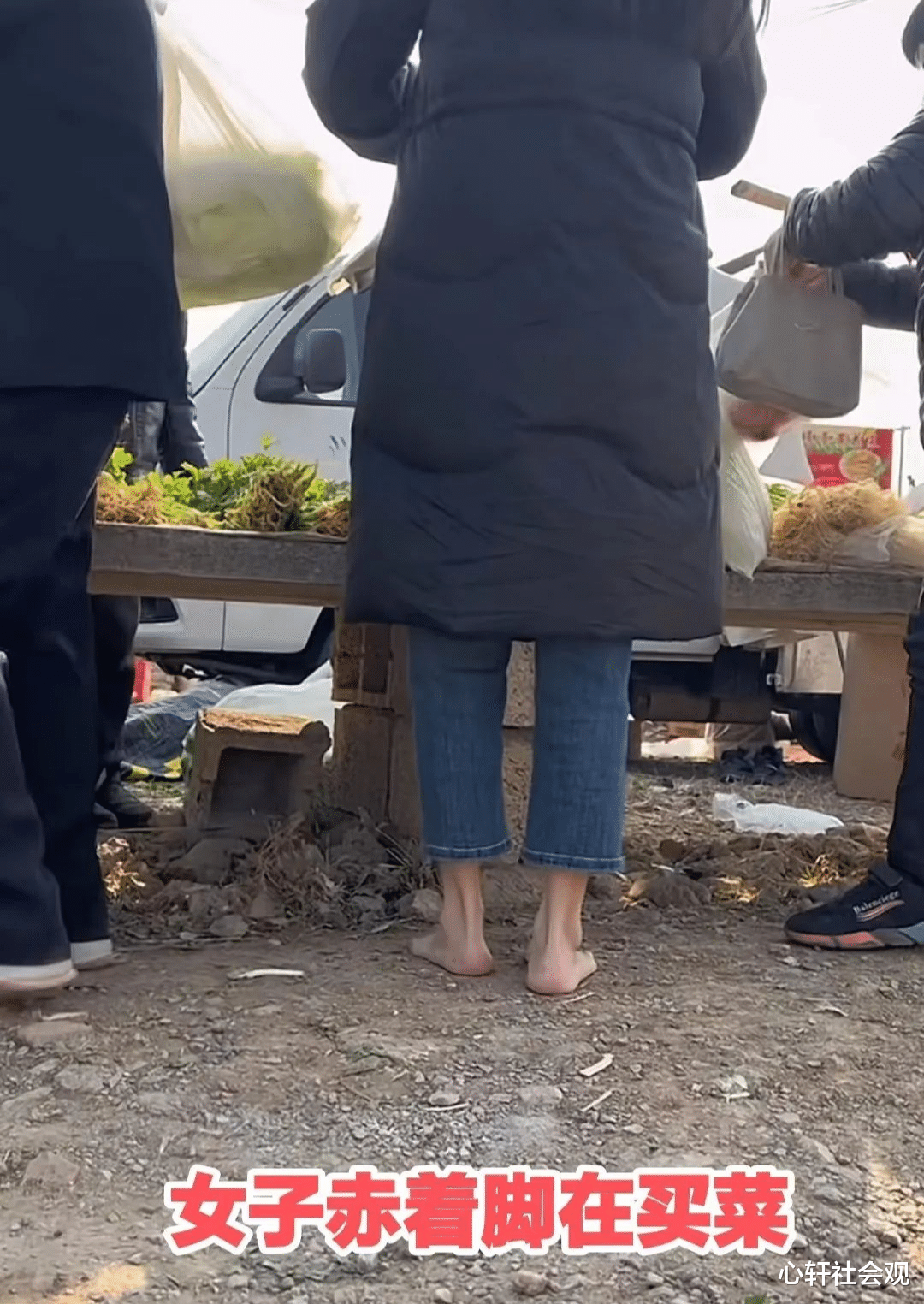 山东:大冷天!女子经常赤脚外出买菜,网友:她的脚比模特还丝滑