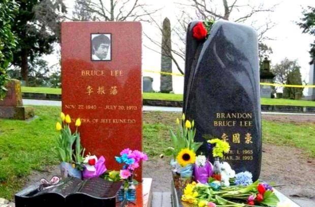 李小龙死后葬在西雅图,儿子永远陪在他身边,碑前12个字让人深思