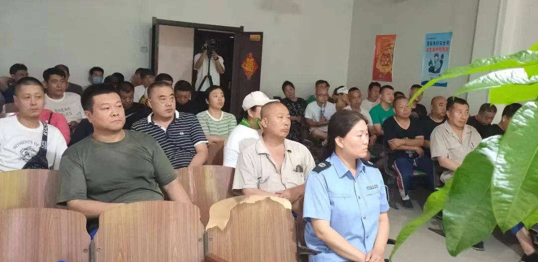 本溪市明山区司法局关工委开展 "送法进企业"宣传活动