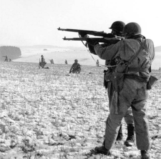 突出部战役中的巴斯通防御战,101空降师孤军抵抗德军装甲精锐