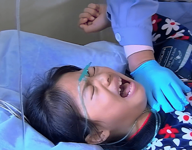 粗心妈妈悔不当初:过马路图快不看红绿灯,结果连累孩子面临截肢