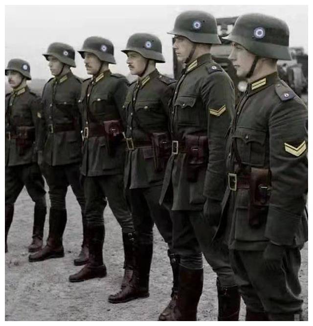 军政府热衷于学习当时冉冉升起的第三帝国,如今的阿根廷陆军军服,还