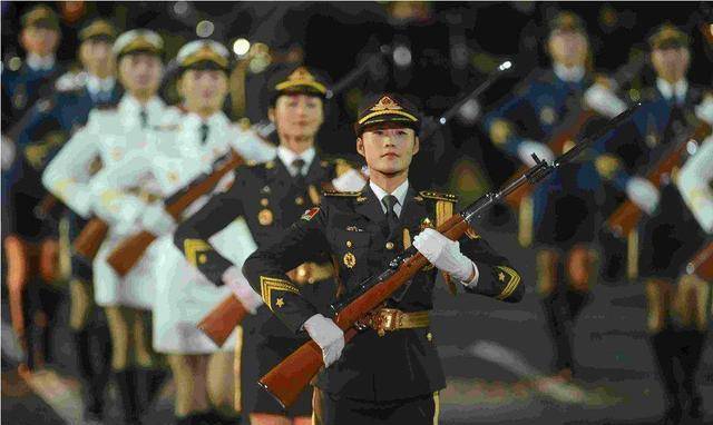 全球各国阅兵式上的女兵:中国最美俄罗斯最精神