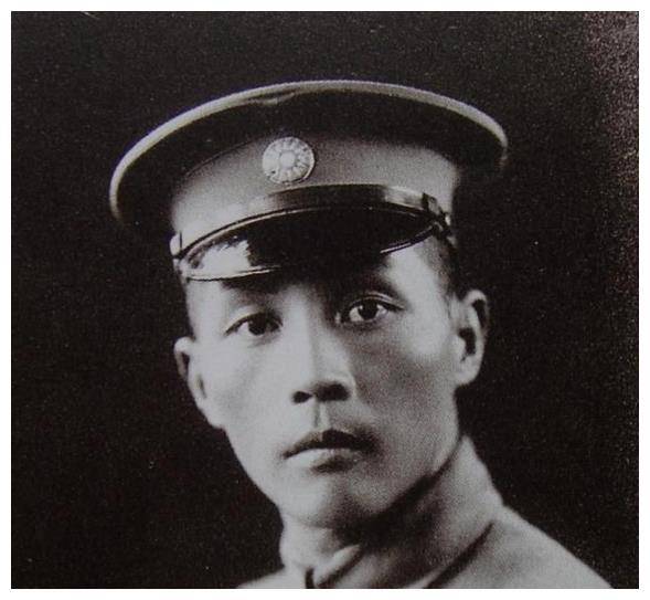 蒋介石那时已经是黄埔军校的校长,钱大钧则是黄埔军校教导团的第二团