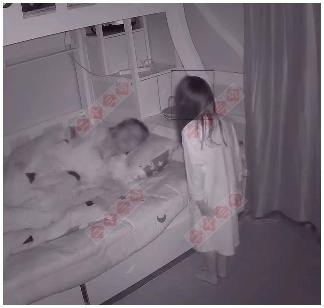 画面里显示,当时女子正在和周公聊天的时候,女儿不知不觉进入了房间