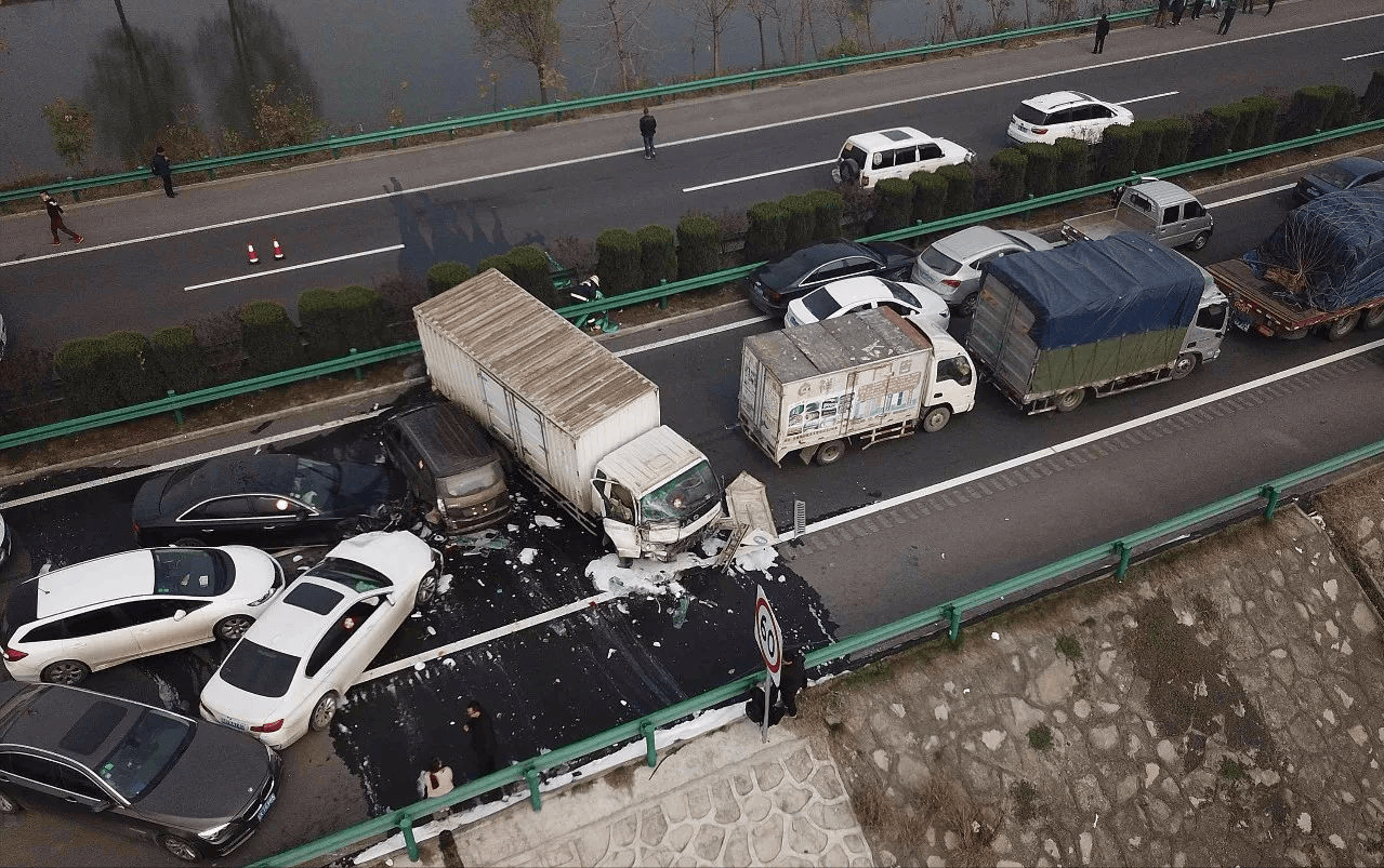 回顾高速堵车的真正原因,终于知道堵车时,第一辆车到底在干嘛?