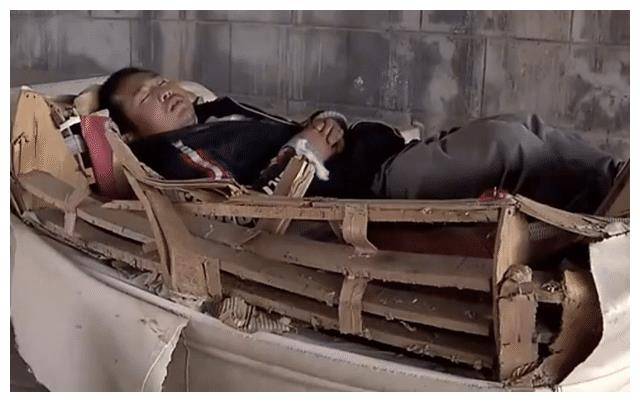 儿子睡桥洞乞讨为生,母亲却生活富足打扮时尚,一见面就被骂去死