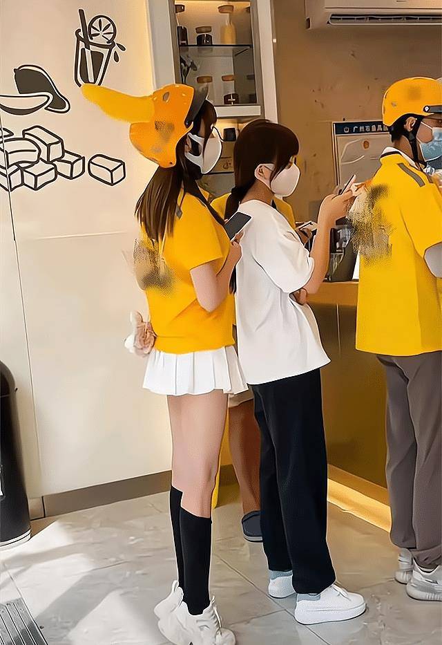 这些外卖小姐姐上身穿着外卖服,下身衣服虽然有所差别,但是无一例外不