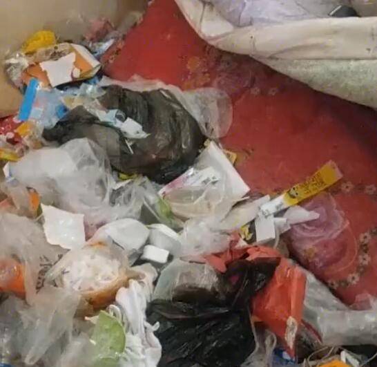 东北一美女房间卫生巾乱丢垃圾遍地,网友:老鼠进屋都得开导航