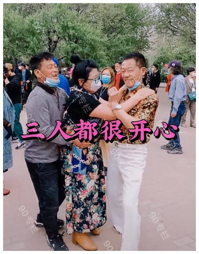 沈阳:公园大叔强行搂抱大妈,大妈羞愤,广场舞变"猥亵舞"